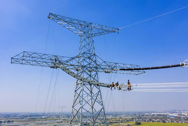 DC and AC in Ultra-High Voltage (UHV) Transmission DC and AC in Ultra-High Voltage (UHV) Transmission